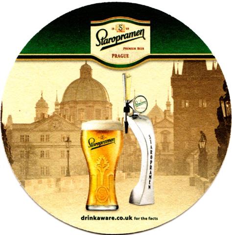 praha pr-cz staro rund klein 1a (185-bierglas vor stadtsilhuette)